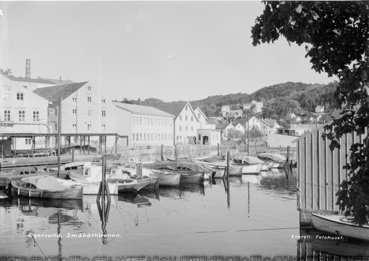 Småbåthavna i Egersund. Nederst på bildet står det "Egersund, Småbåthavnen." og Enerett: Fotohuset."