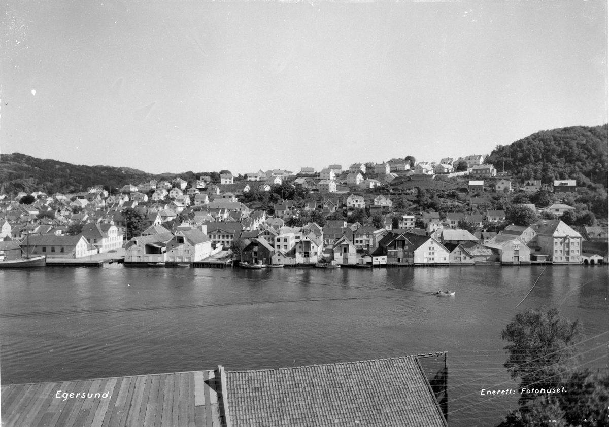 Vågen og Strandgaten i Egersund sett fra nord. Nederst på bildet står det "Egersund." og "Enerett: Fotohuset."
