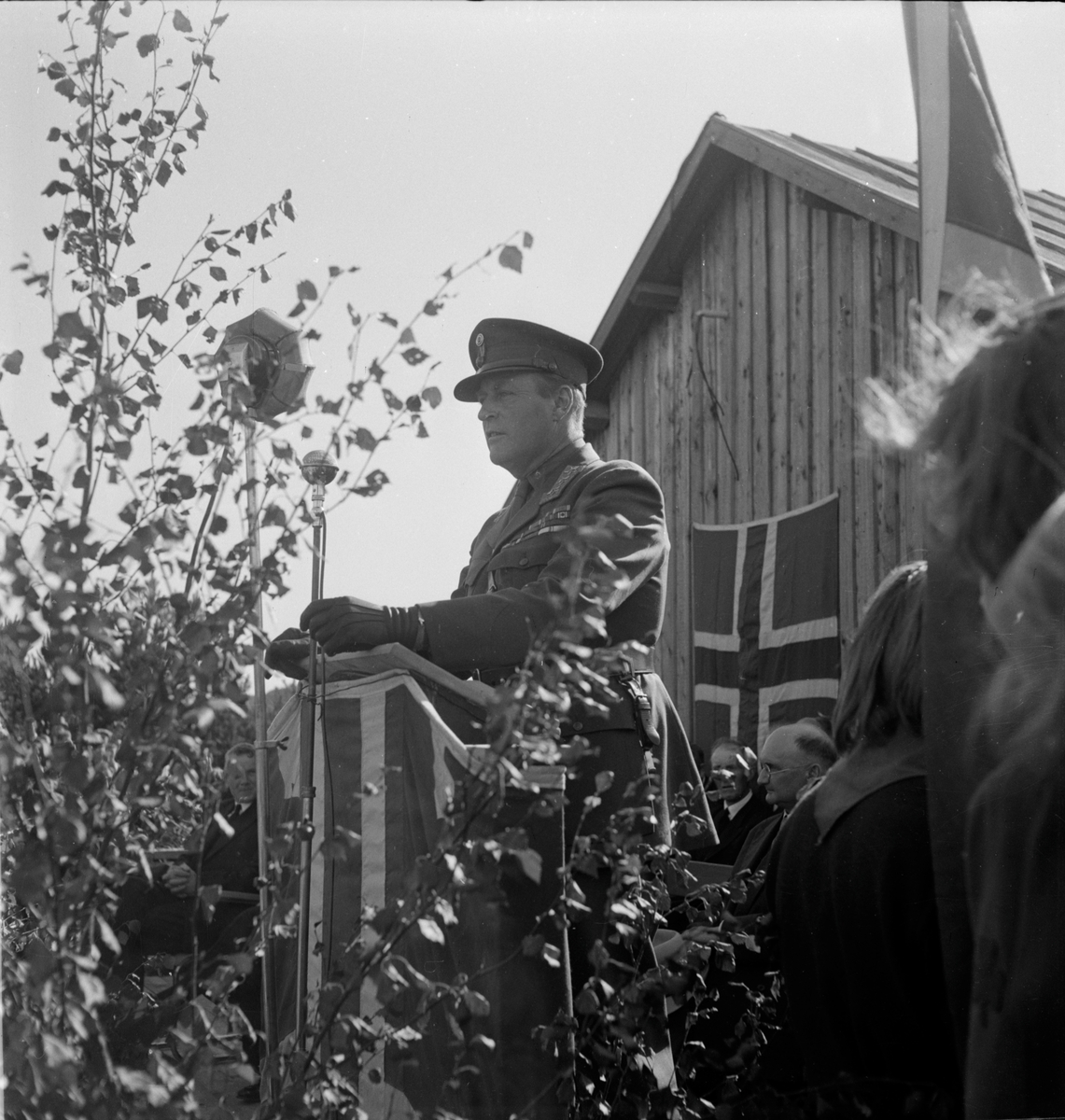 Kronprins Olav holder tale under åpning av Eigerøy bru.