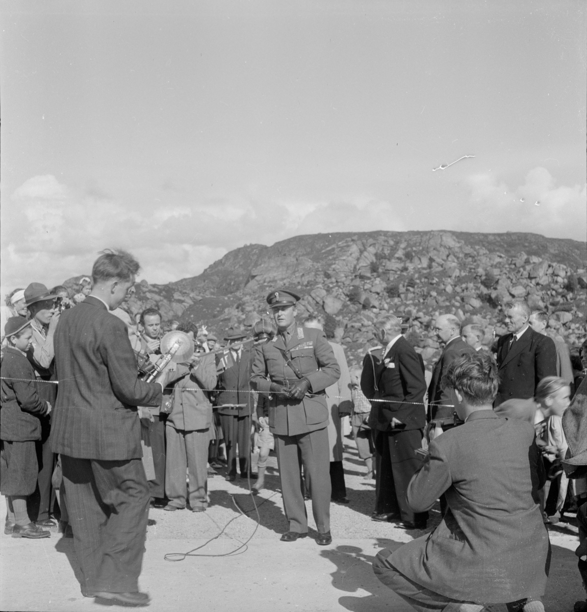 Kronprins Olav klipper snora som markerer åpningen av Eigerø bru.