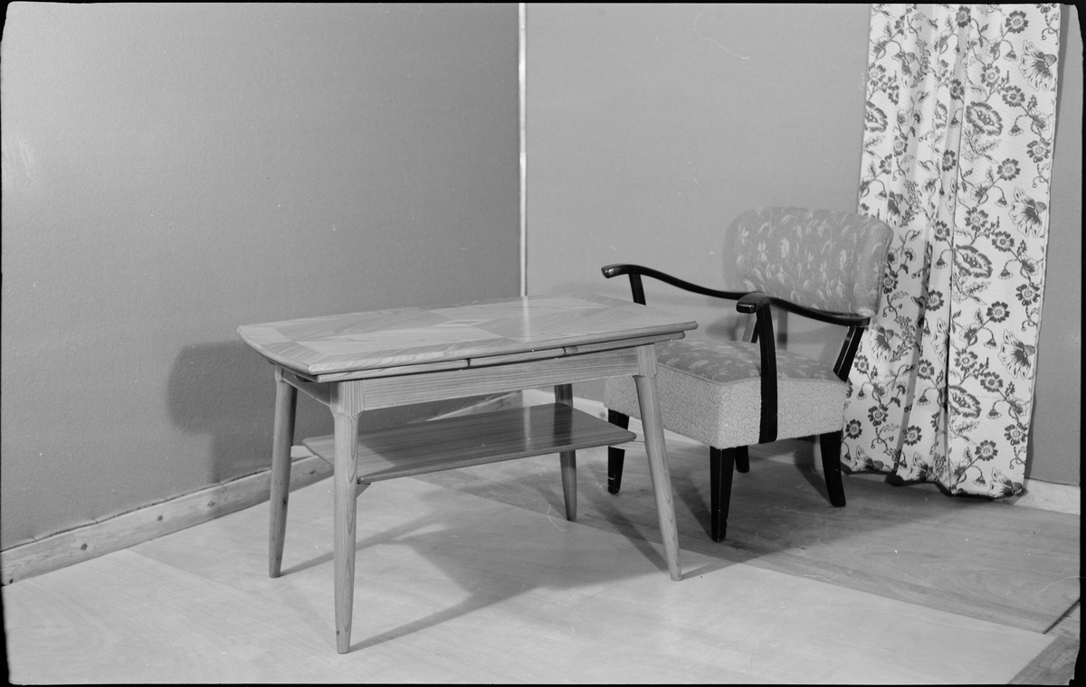 Et salongbord og en lenestol, antageligvis fra en møbelfabrikk på Tonstad i Sirdal.