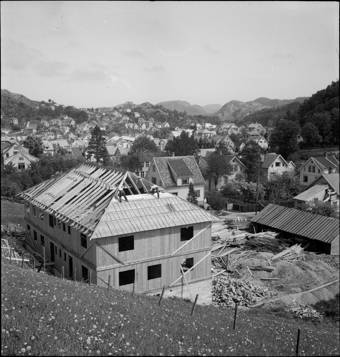 Eigersund landssogns Herredshus under bygging. Det arbeides med å tette taket.