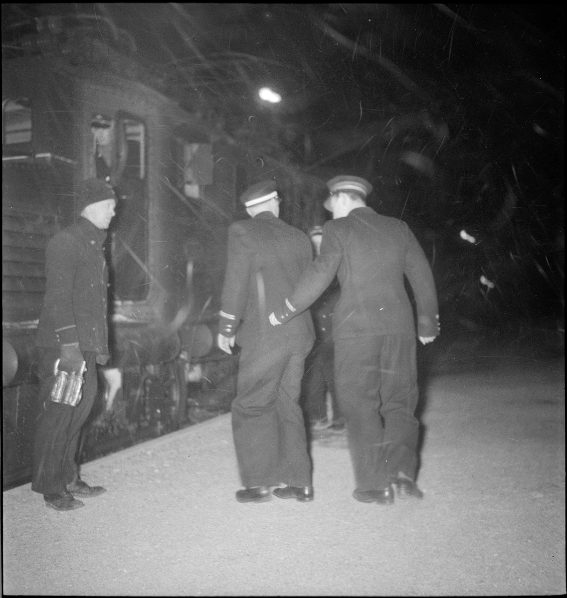 Det første elektriske toget ankommer Egersund stasjon kl. 6:15 1. februar 1950. Det snør og blåser kraftig.