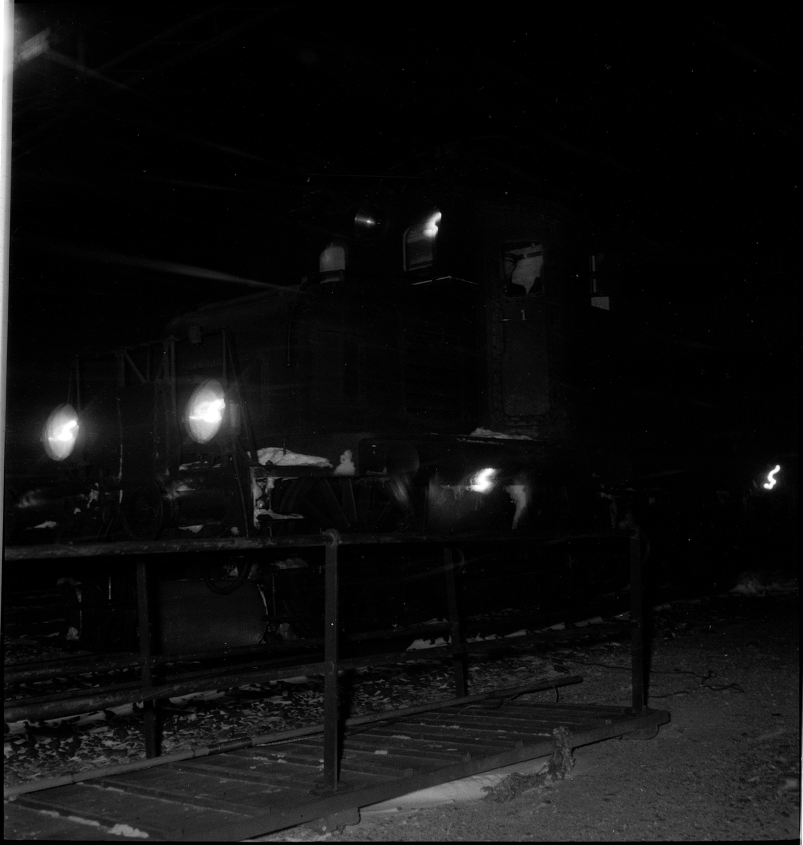 Det første elektriske toget ankommer Egersund stasjon kl. 6:15 1. februar 1950. Det snør og blåser kraftig.