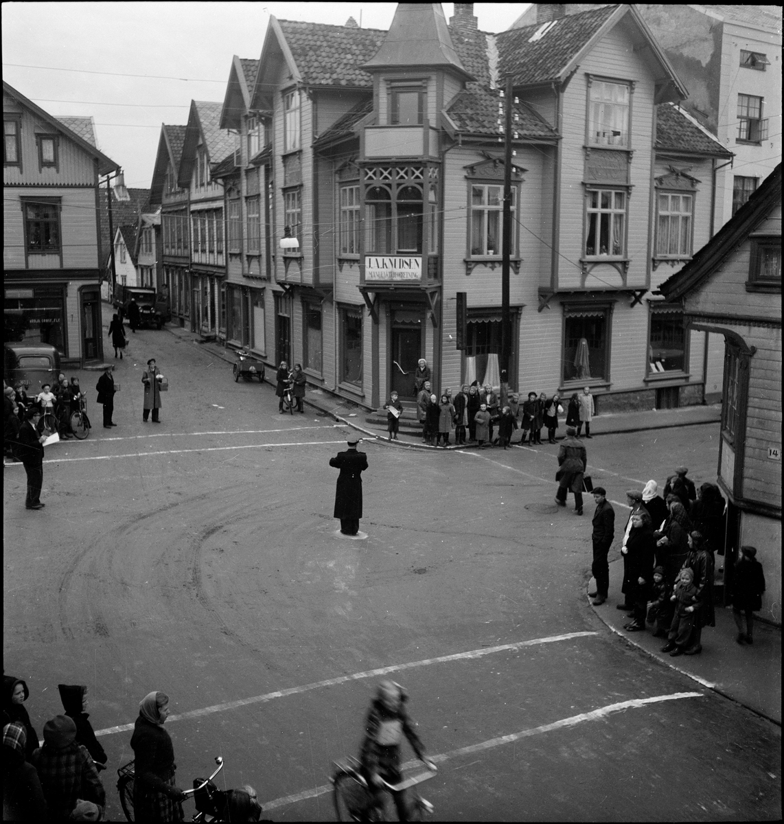 Trafikkuka i Egersund, 10.-16. november 1947. En konstabel dirigerer trafikken, og det arrangeres et sykkelrenn.
