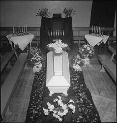 Begravelse i nærheten av Egersund. Det er bilder av kista me
