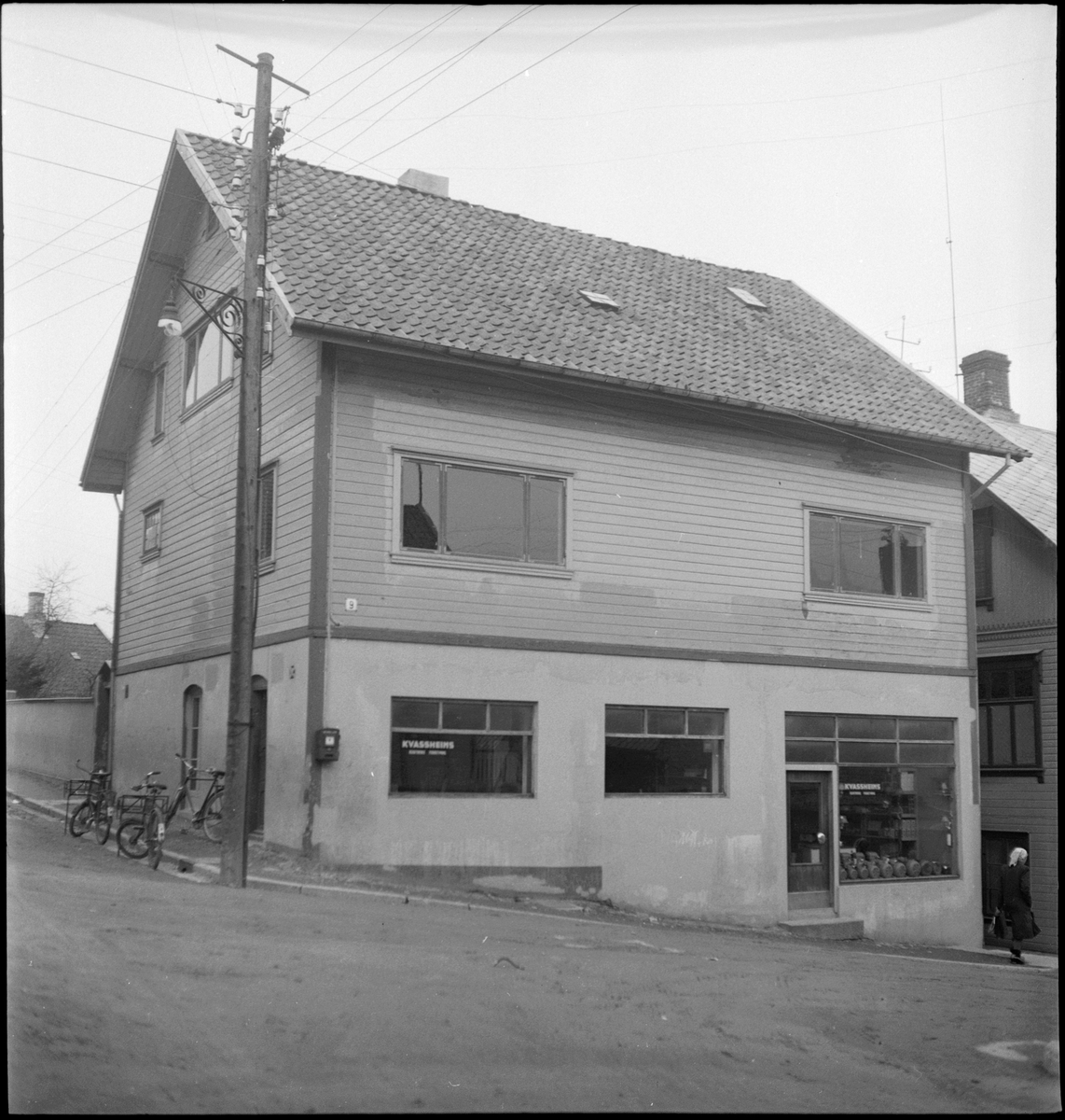 Kvassheim Elektriske forretning i Johan Feyers gate, Egersund. Per Danckes bokhandel ligger i nabobygget.