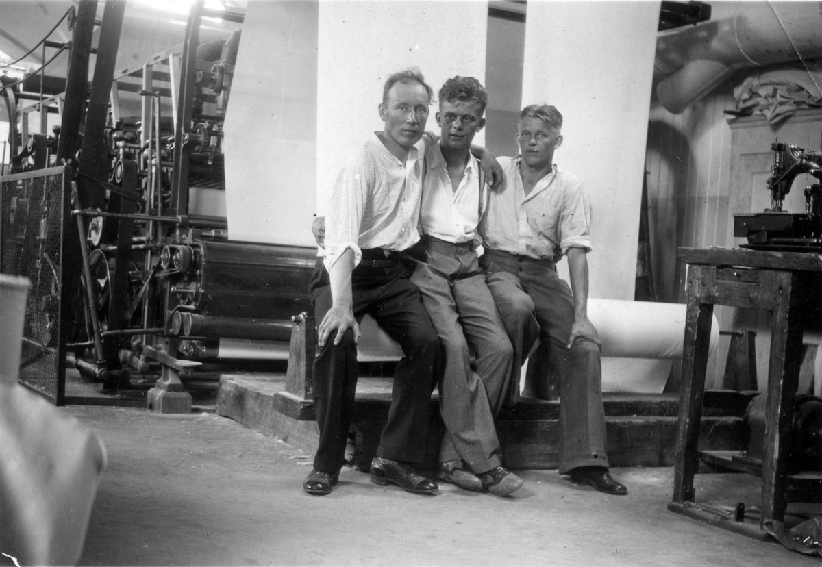 Alingsås bomullsväveri AB. Vid skärmaskinen på synavdelningen sitter (från vänster): Anton Larsson, Gustaf Zehlin, Nils Zehlin.