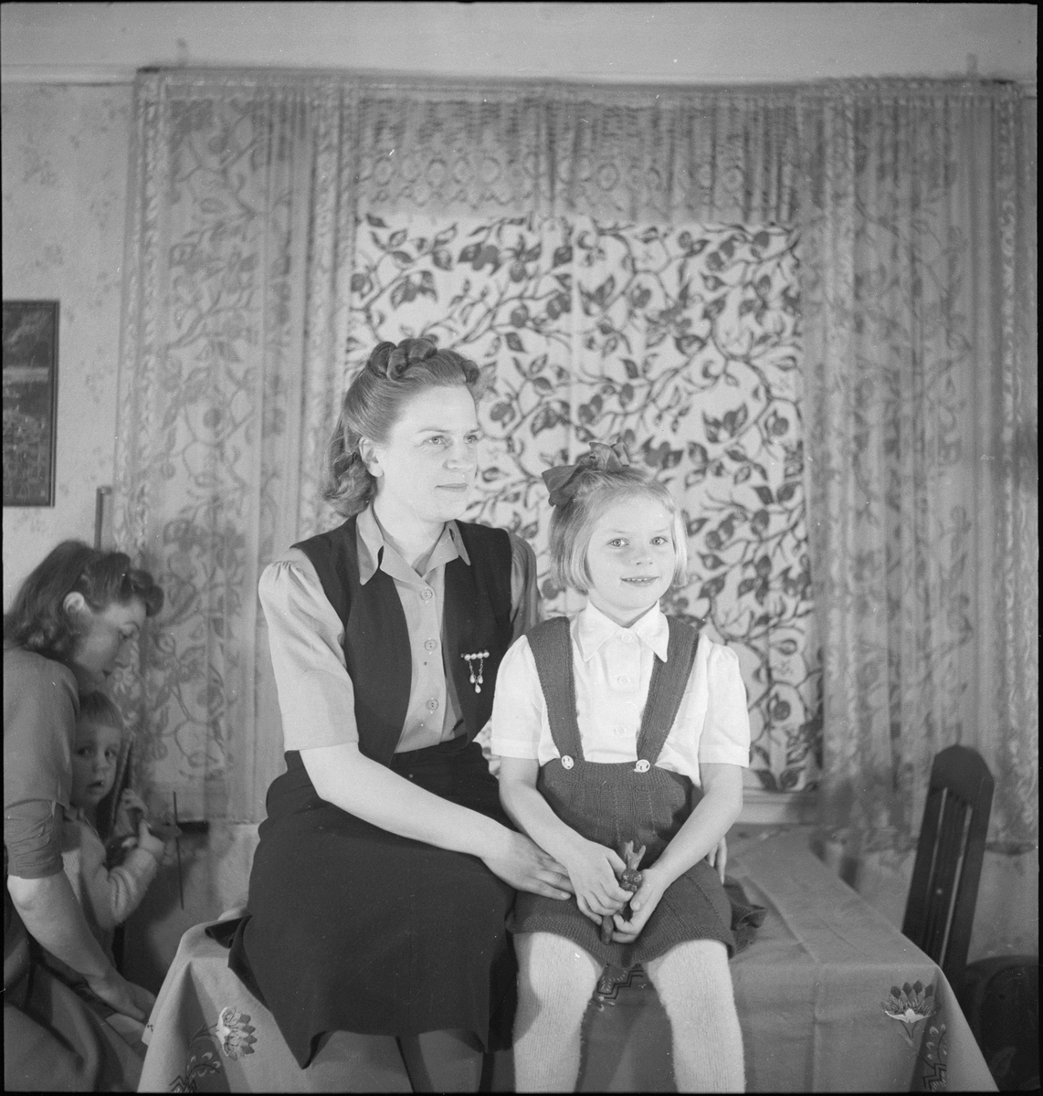 Betsy Pettersen med sin datter.