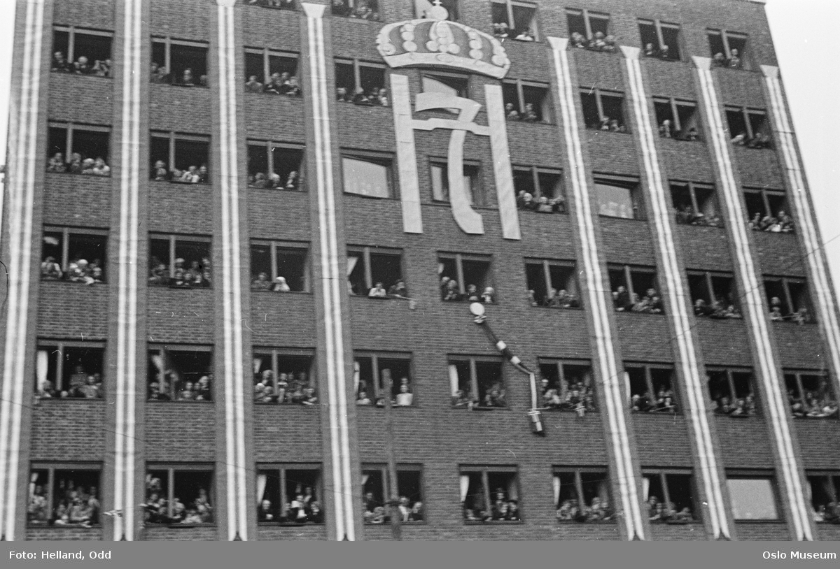 kontorbygning, Oslo trygdekasse, kongemonogram, åpne vinduer, mennesker