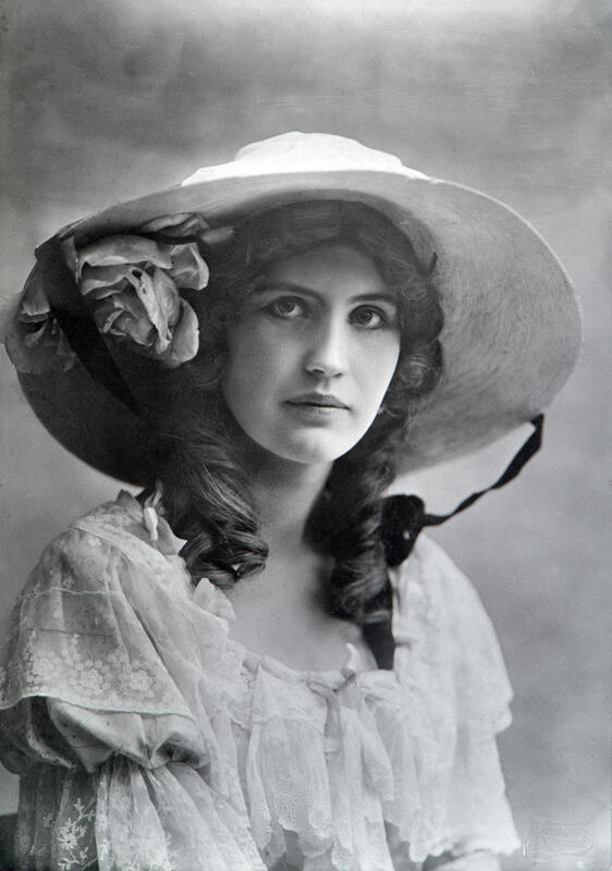 Rolleportrett av Kirsten Flagstad som Germaine i Cornvilles klokker. Bildet er datert 1913. Dette bildet ble senere brukt på den norske hundrelappen.