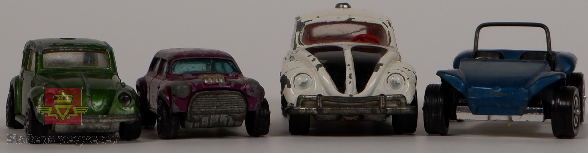 Fire miniatyrmodeller av forskjellige biltyper. Modellene har hovedfargene blå, grønn, lilla og hvit. Bilene er laget hovedsakelig i metall med plastdetaljer.