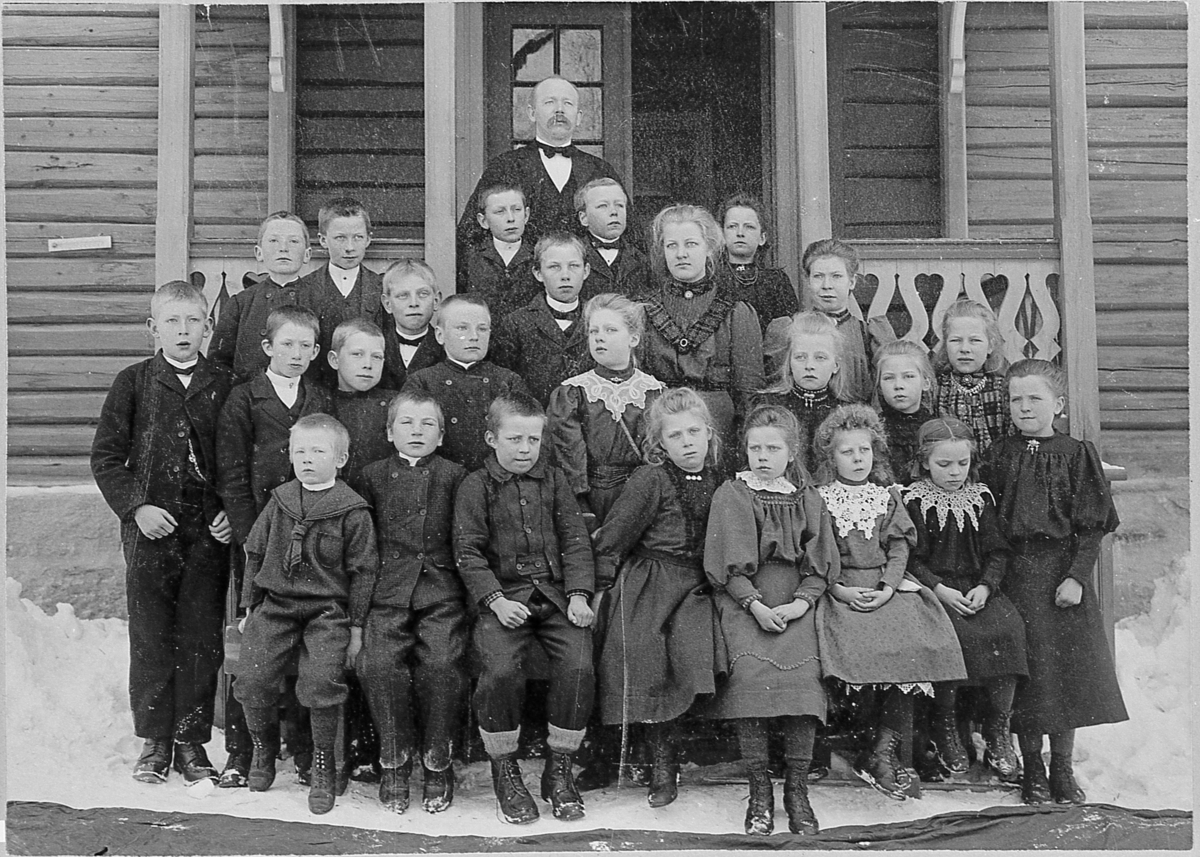 Skoleklasse ved Nubberud skole i Sigdal, omkring 1908-09.