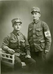 To menn i uniform. Fra venstre Andor Kristian Adolfsen (1900