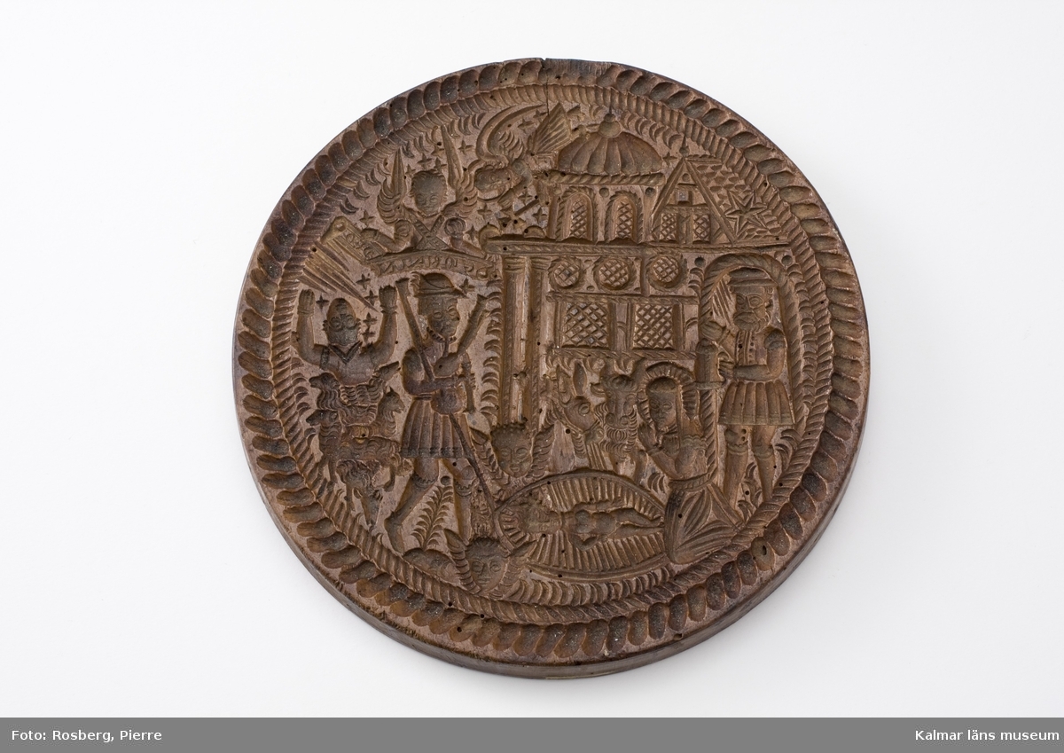 KLM 1743. Kakform. Av trä. Rund platta med rikt snidad framställning av krubban i Bethlehem. Datering: 1600-tal?