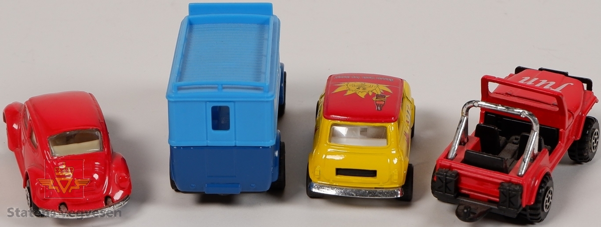 Fire miniatyrbiler av forskjellige bilmodeller. Bilene har hovedfargene gul, rød og blå og to av bilene har reklame for firmaene Coca Cola og KLM. Bilene er laget hovedsakelig i metall med understell og detaljer i plast.