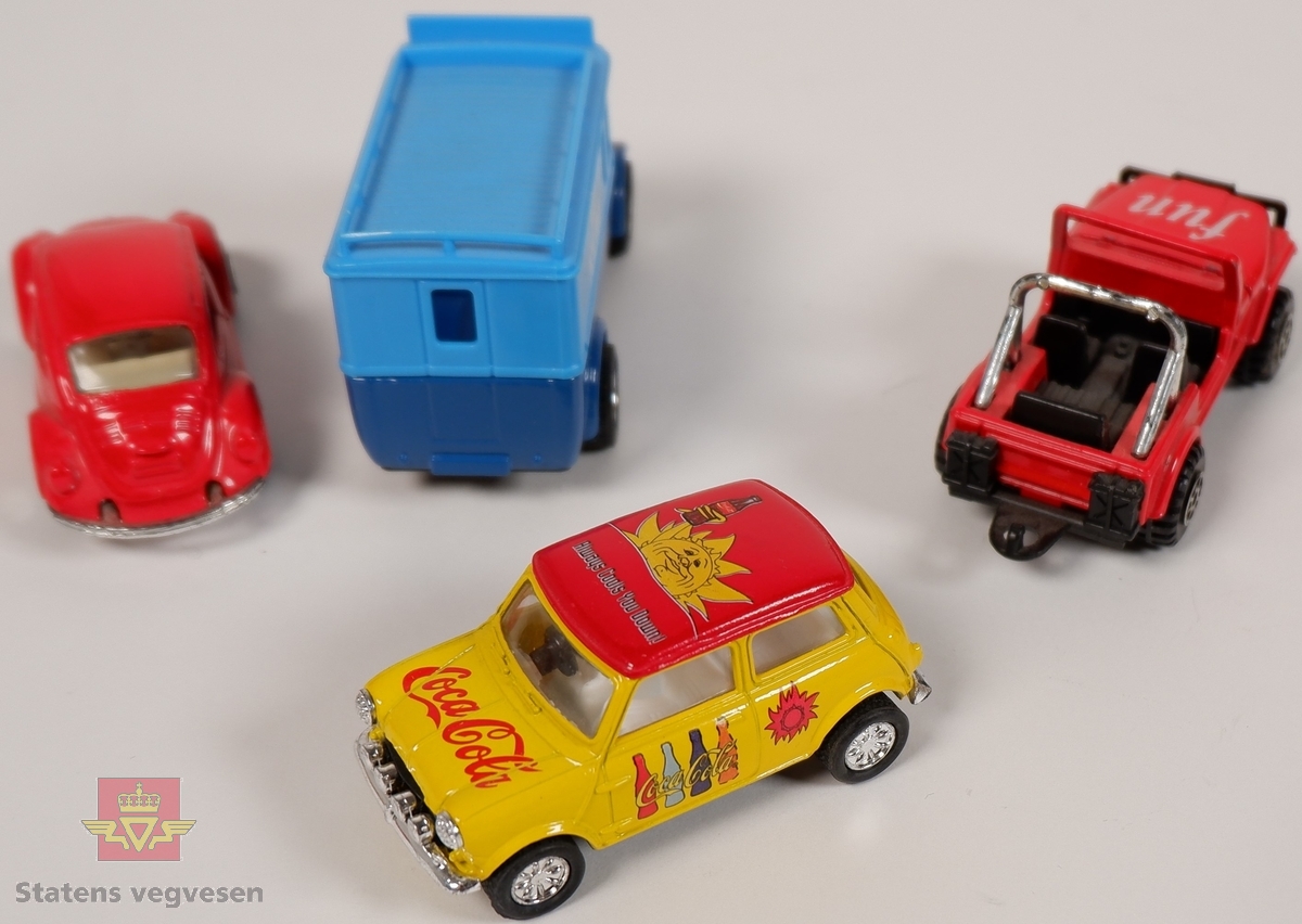 Fire miniatyrbiler av forskjellige bilmodeller. Bilene har hovedfargene gul, rød og blå og to av bilene har reklame for firmaene Coca Cola og KLM. Bilene er laget hovedsakelig i metall med understell og detaljer i plast.