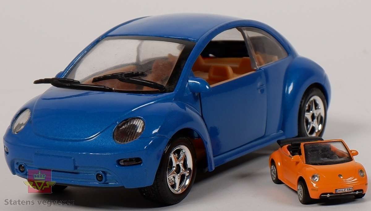 To miniatyrbiler av Volkswagen New Beetle. Miniatyrene har hovedfargene blå og oransje, og er i forskjellige størrelser. Bilene er laget av metall med understell og detaljer i plast. Den blå bilen er merket med skala 1/24.