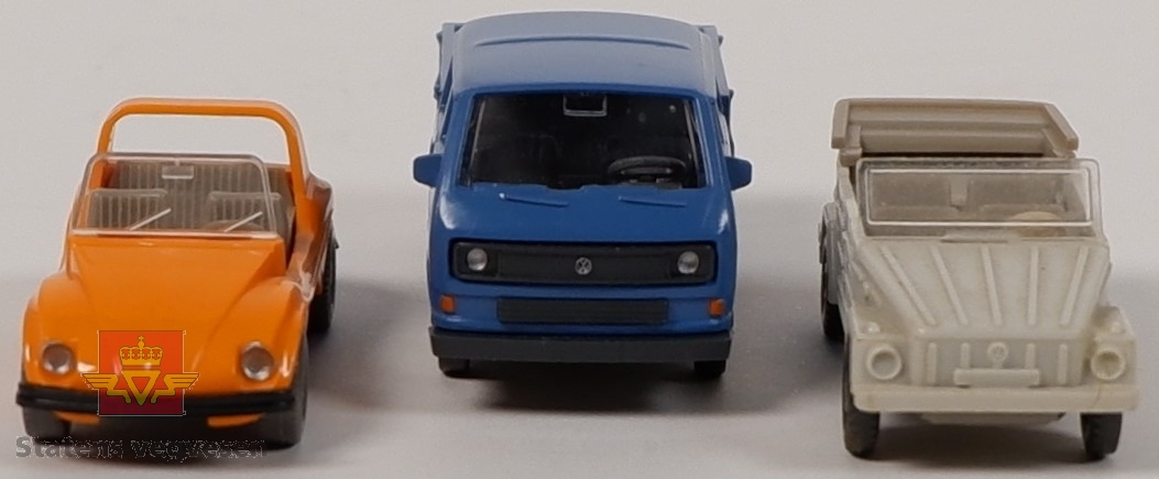 Tre miniatyrbiler av forskjellige bilmodeller. Miniatyrene har hovedfargene blå, oransje og grå. Bilene er laget i plast, med akslinger til hjulene av metall. Alle bilene har innskriften WIKING GERMANY på undersiden.