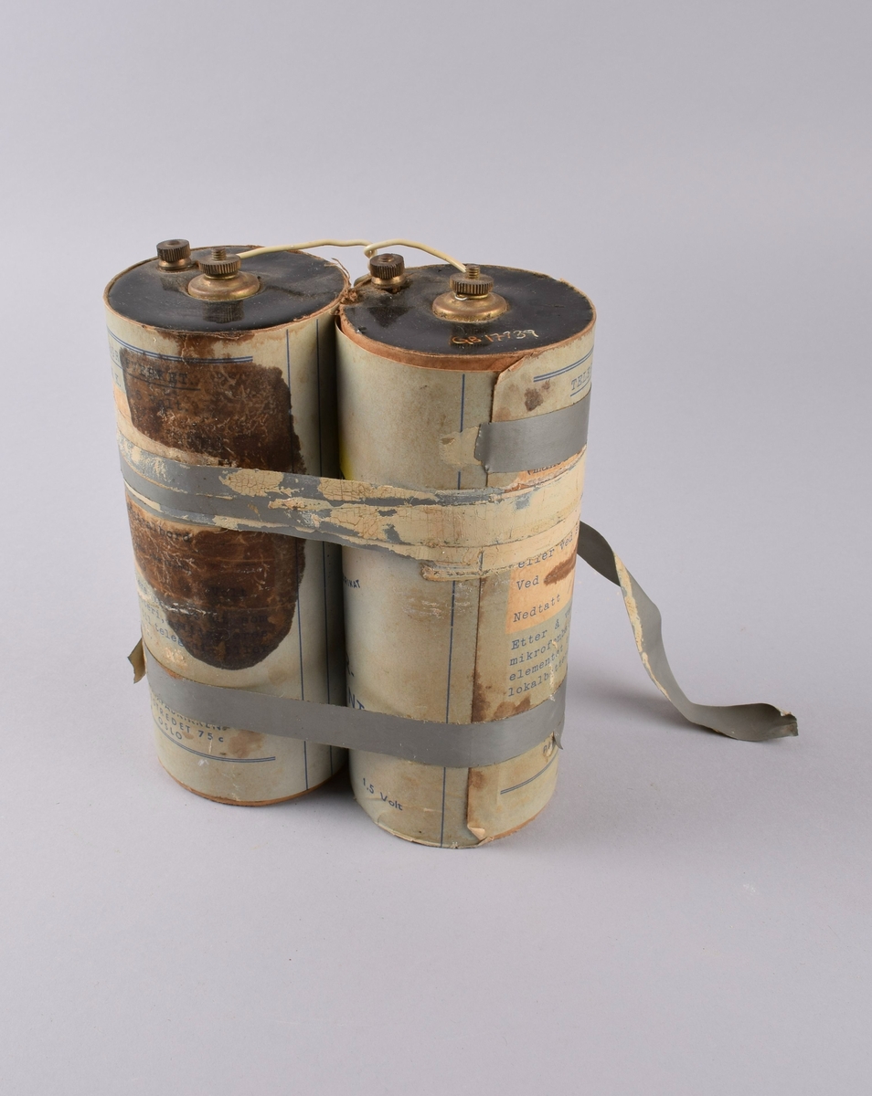 To sylinderformede batterier tapet sammen og koblet sammen med ledning på toppen. Benyttet ved sentralbord og telegraf.