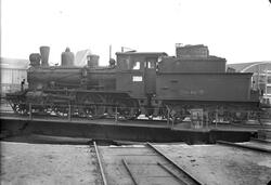 Damplokomotiv type 21c 373 på svingskiven utenfor verkstedha