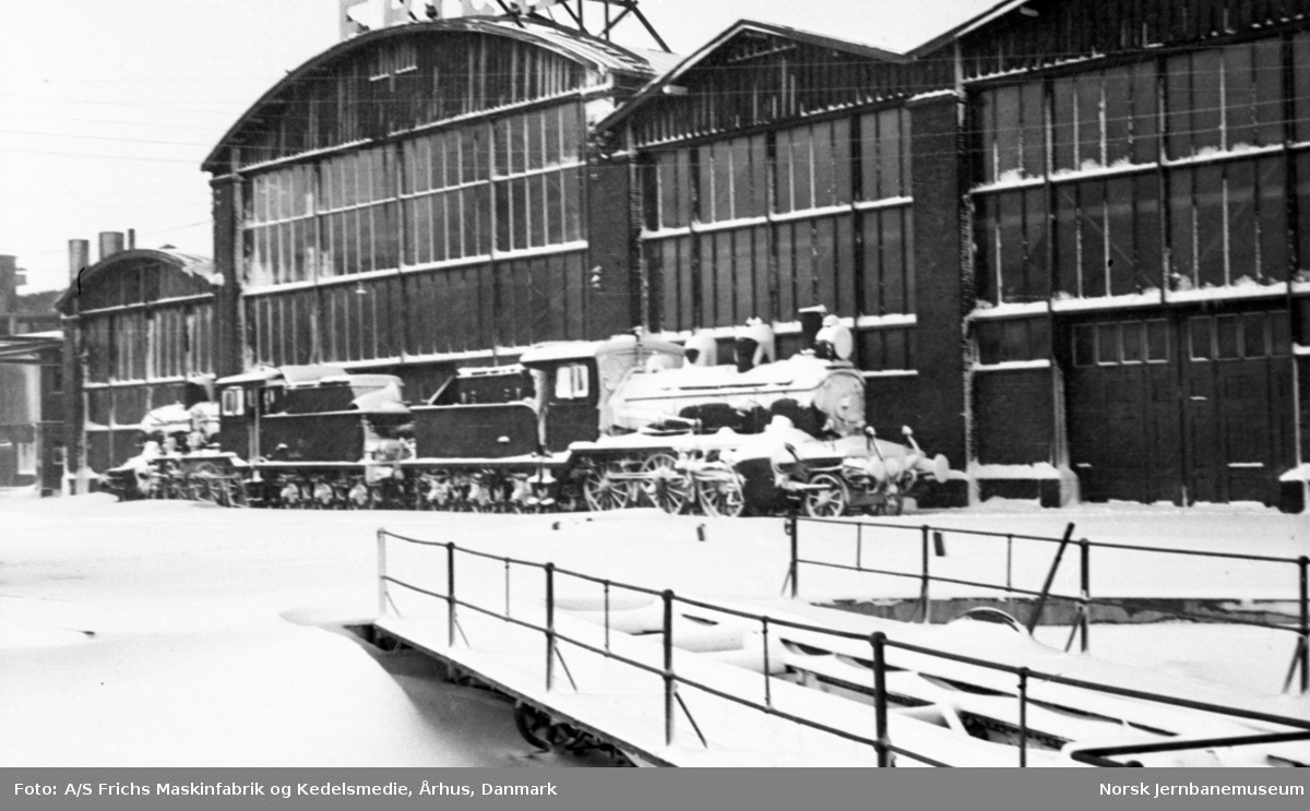 Damplokomotiv type 21e 175 (nærmest) og 21e 176 utenfor verkstedhallen  A/S Frichs Maskinfabrik og Kedelsmedie, Århus, Danmark