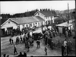17. mai 1946 Jaren sentrum. Folk er samlet i Jaren sentrum.