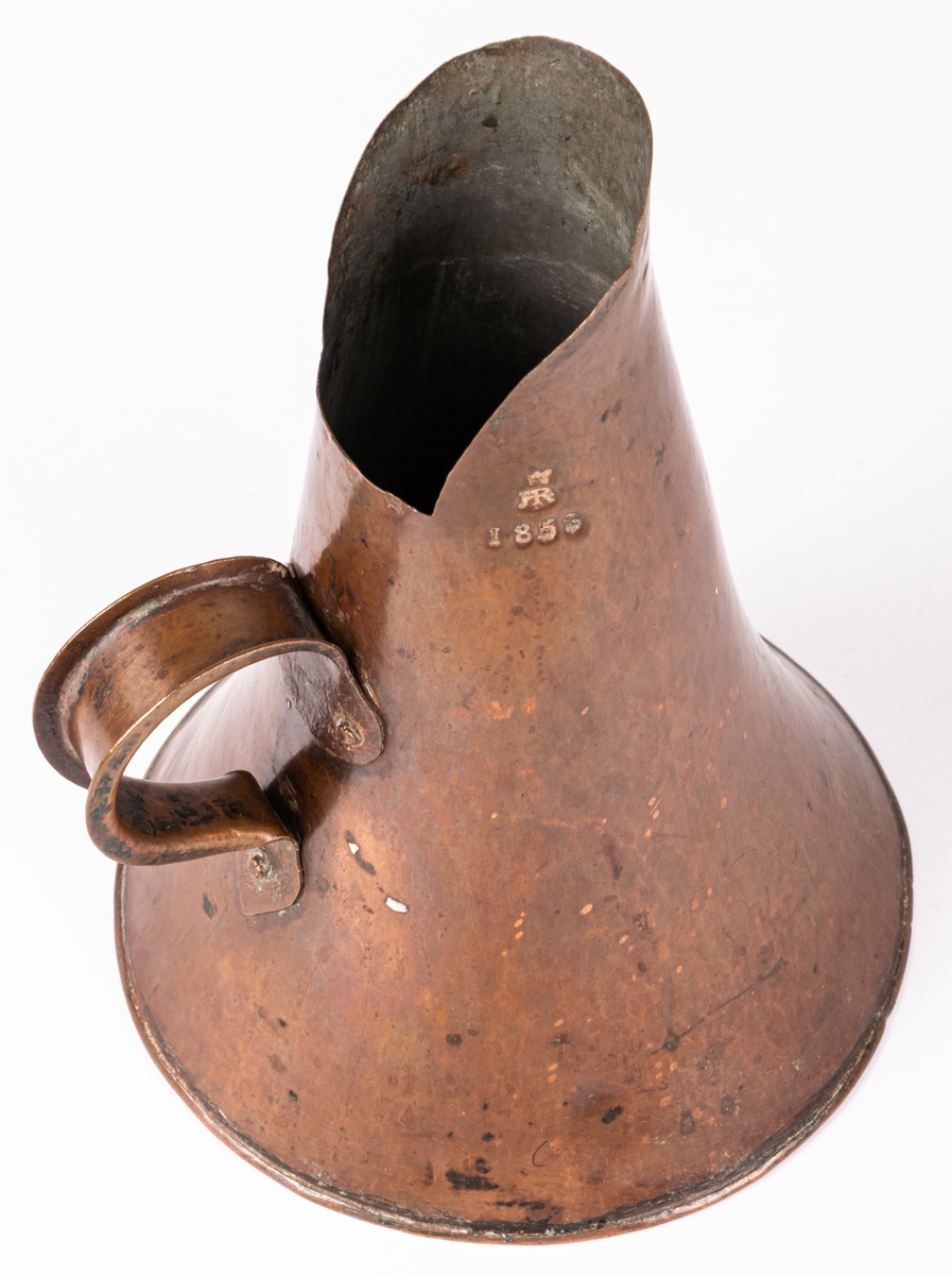 Brännvinsmått av koppar, med ett handtag, krönt 1853.