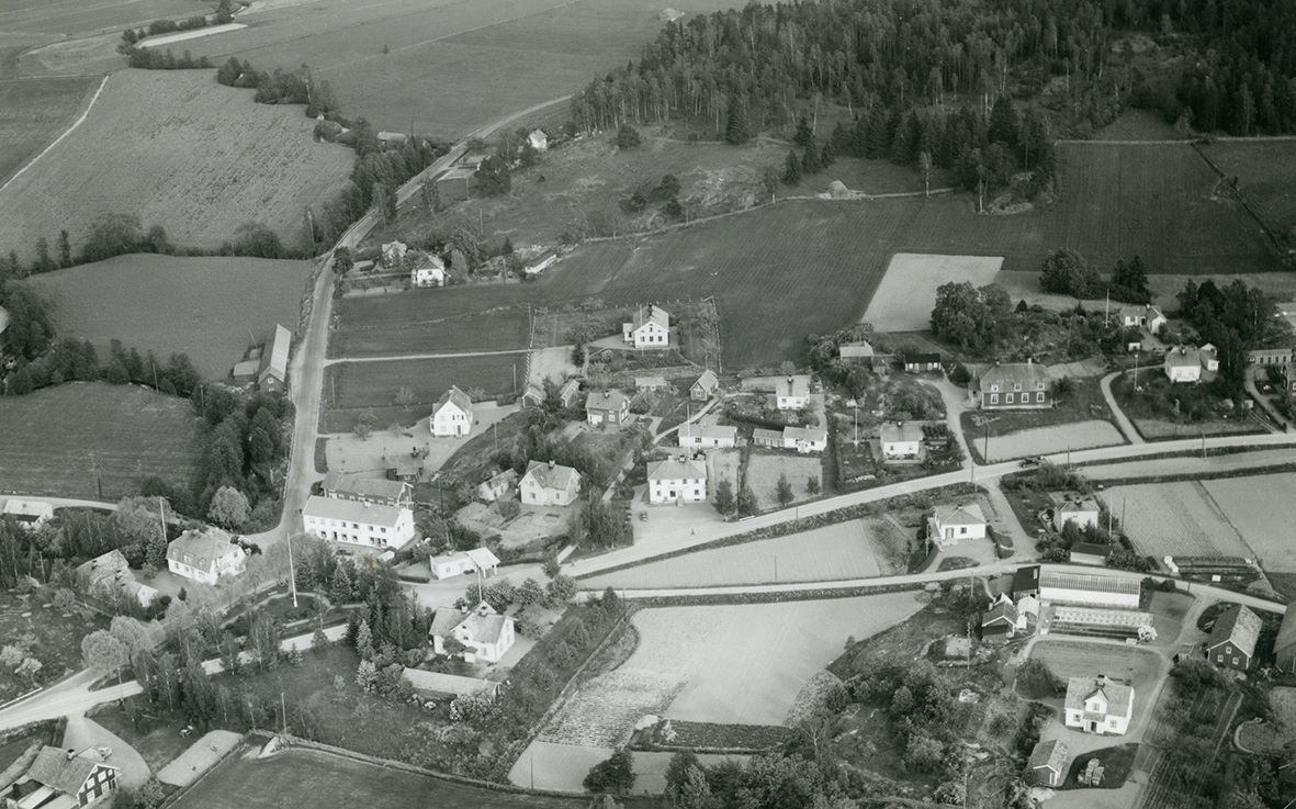 Flygfoto över Björnsholm. Hela fotot samt det vykort som producerades.