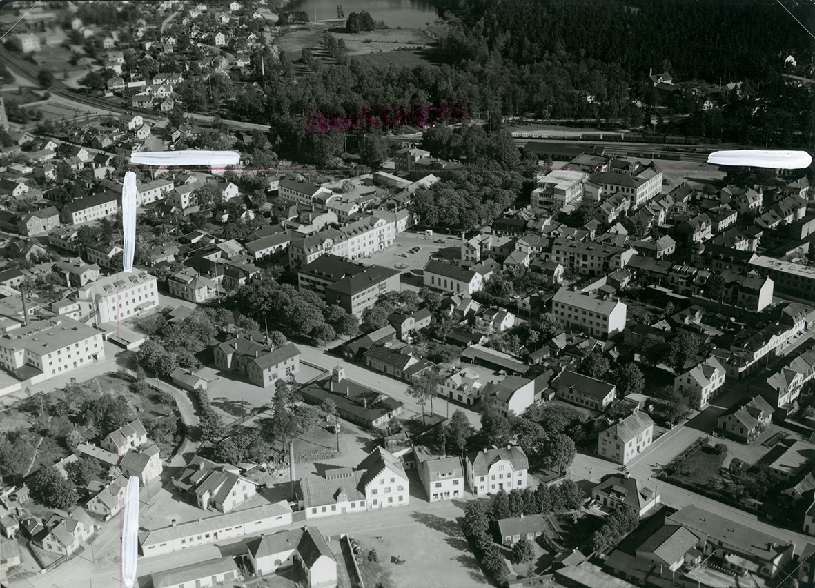 Flygfoto över Nybro. De två bilderna visar dels den obeskurna kopian, dels det beskurna vykort som blev resultatet.