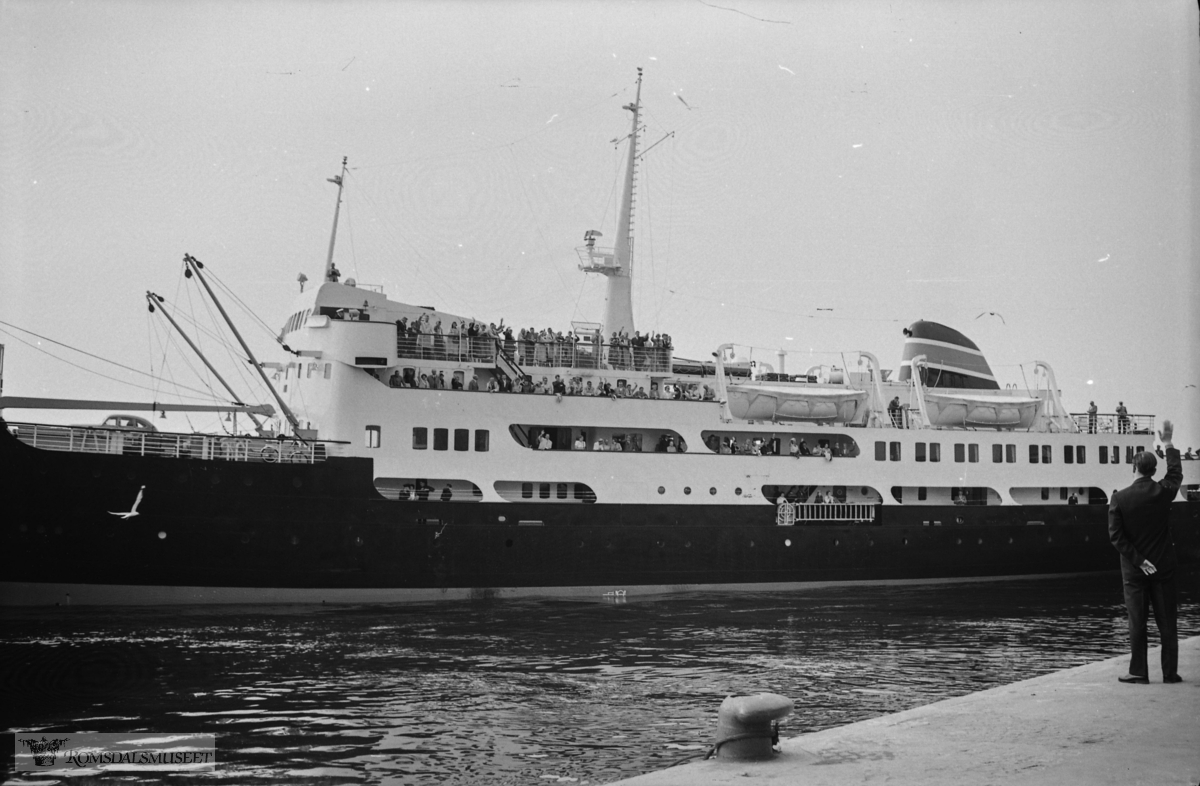 Hurtigruteskipet m/s Finnmarken, bygget 1956 for Vesteraalens Dampskibsselskab, Stokmarknes.