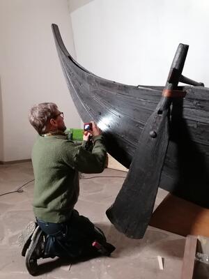 Båtbygger ved Norsk Maritimt Museum, Lars Stålegård, undersøker akterstevnen på vikingtidsbåten fra Gokstadhaugen.. Foto/Photo