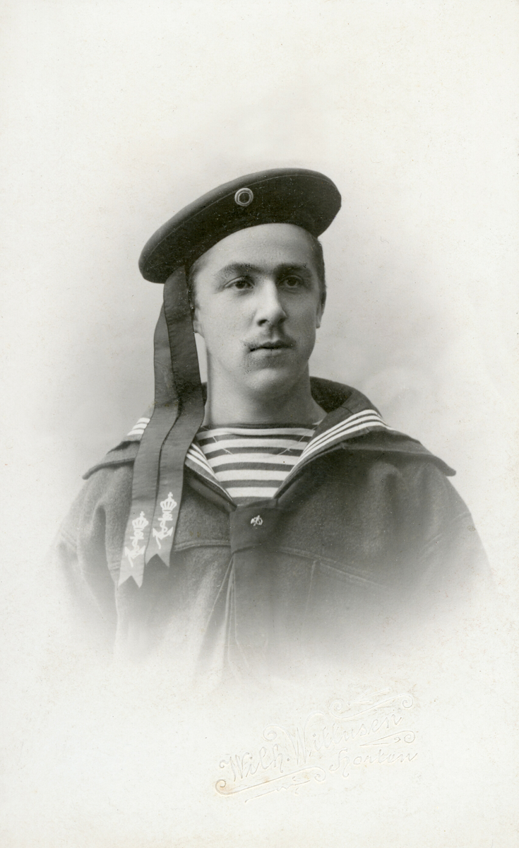 Bilde av ung mann i militær uniform