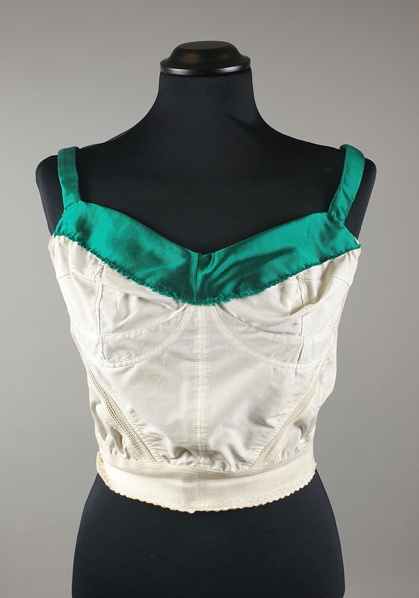 Brystholder - bh - med grønn silkekant over bryst og skuldre, hemper i ryggen.