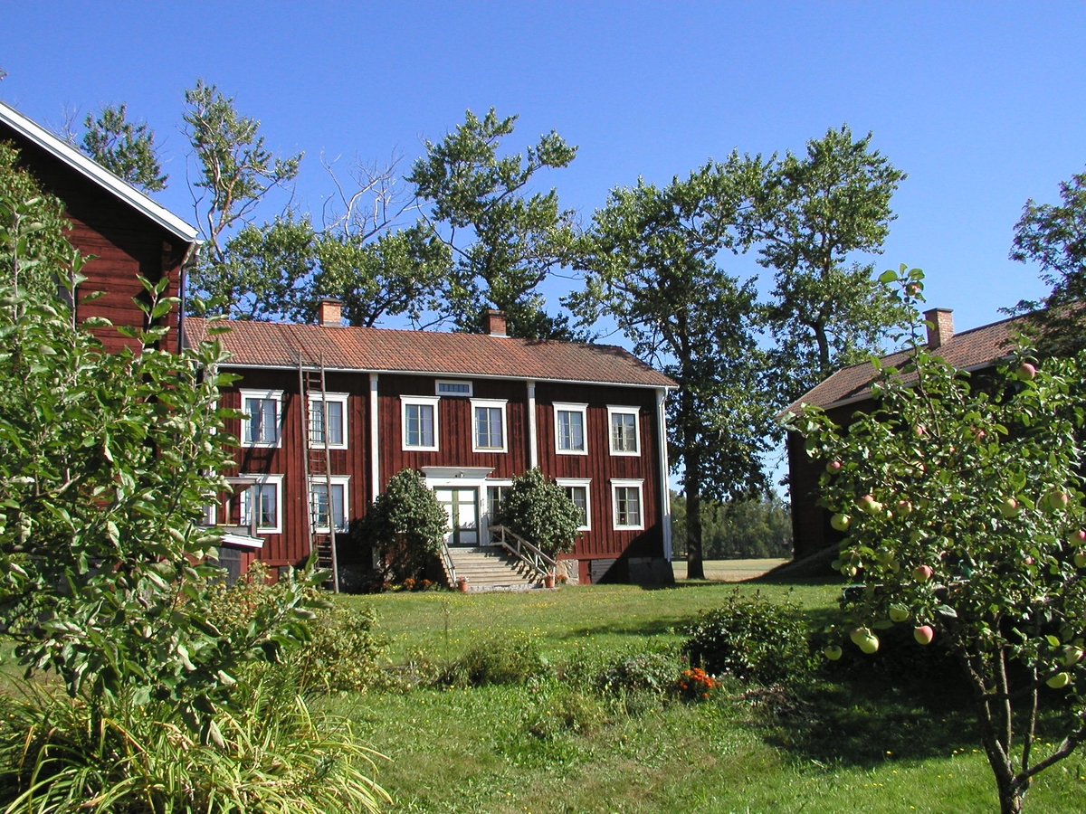 Foto i samband med besiktning av gården Ol-Ers i Västeräng, Delsbo socken. Gårdsbild.