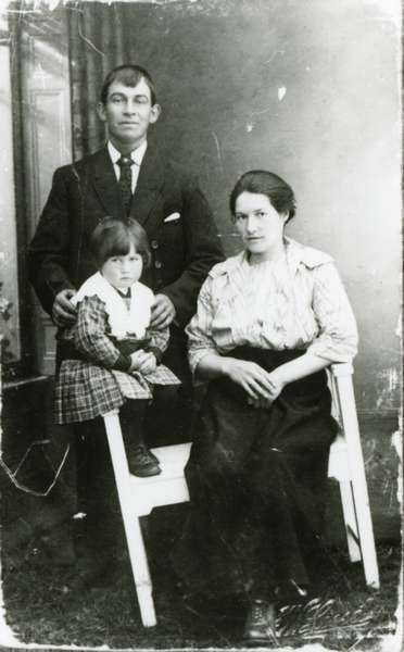 Ekteparet Aslaug og Torstein Reinholdtsen med datteren Alfhild
