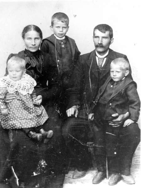 Ekteparet Paul Martin Hansen og Matilde Julie Jørgine Rasmussen med sine tre barn.