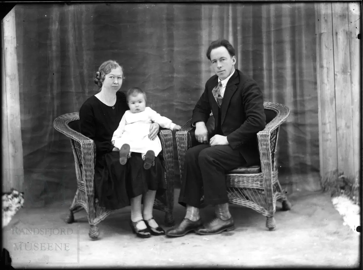 Et familieportrett, mor, far og en baby. Familien Ballangrud
