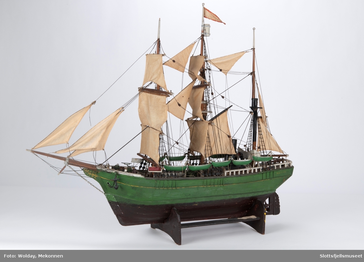 Modell av selfangeren MORGENEN. Skipet er grønmalt med sort vannlinje og sort skorstein. Rigget.