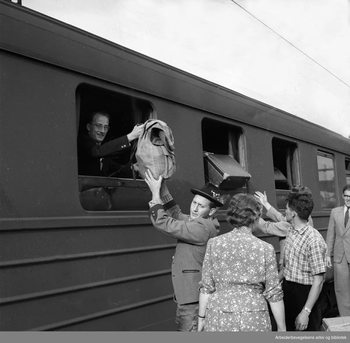 Fulle tog og stor trafikk på Oslo Østbanestasjon, juli 1957.