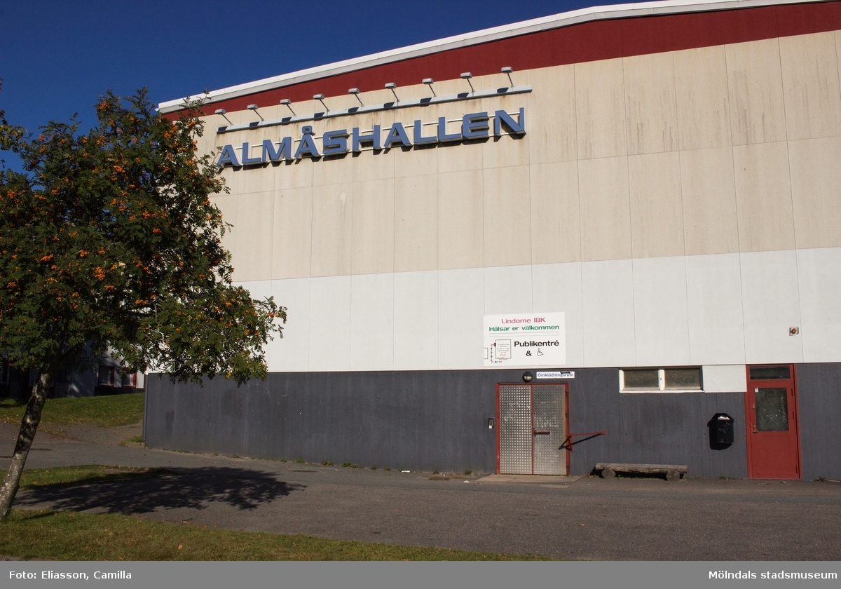 Idrottsanläggningen Almåshallen vid Almåsgången i Lindome den 4 oktober 2016. Fasaden vetter mot söder.
