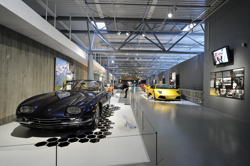 Oversiktsbilde av utstillingen Linjer og Landskap. Flere sportsbiler fra Lamborghini stilt ut.