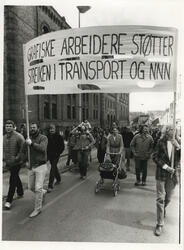 1. mai 1982, Oslo. Parole: Grafiske arbeiedere støtter strei