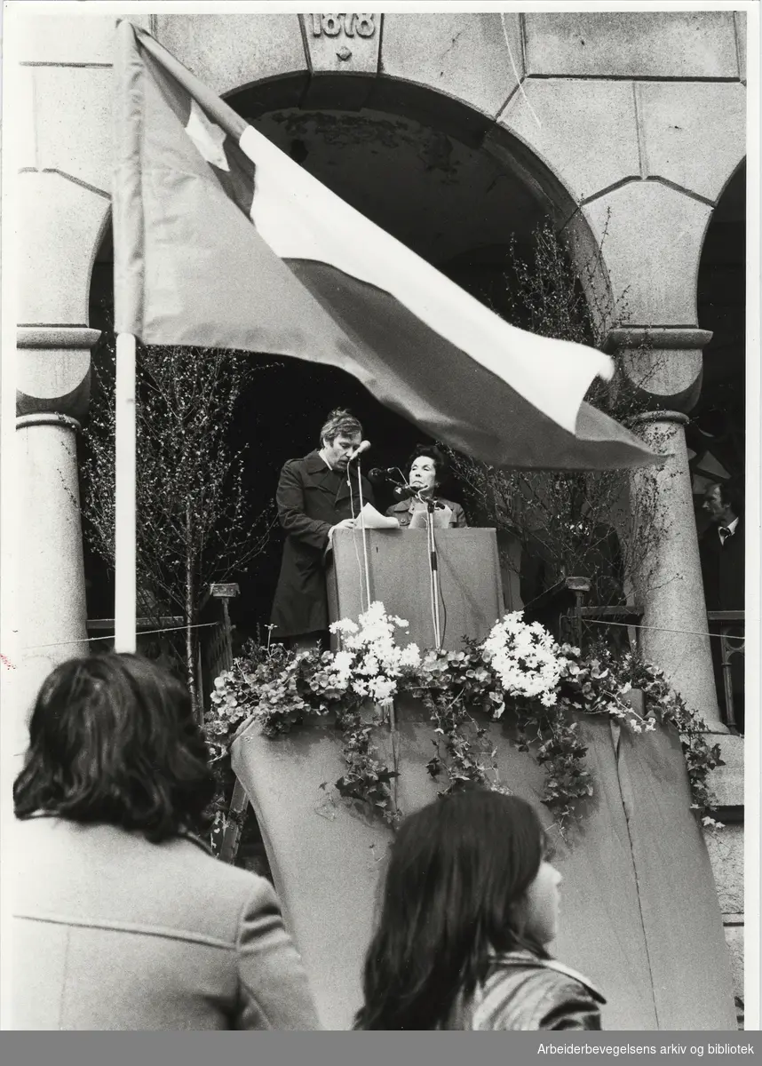 1. mai 1981, Oslo.Tekst til bildet i avisen: Hortensia Allende kom med et kraftig angrep på USAs politikk i Sør-Amerika. Eidar Trulsen fra LOs internasjonale kontor er tolk.