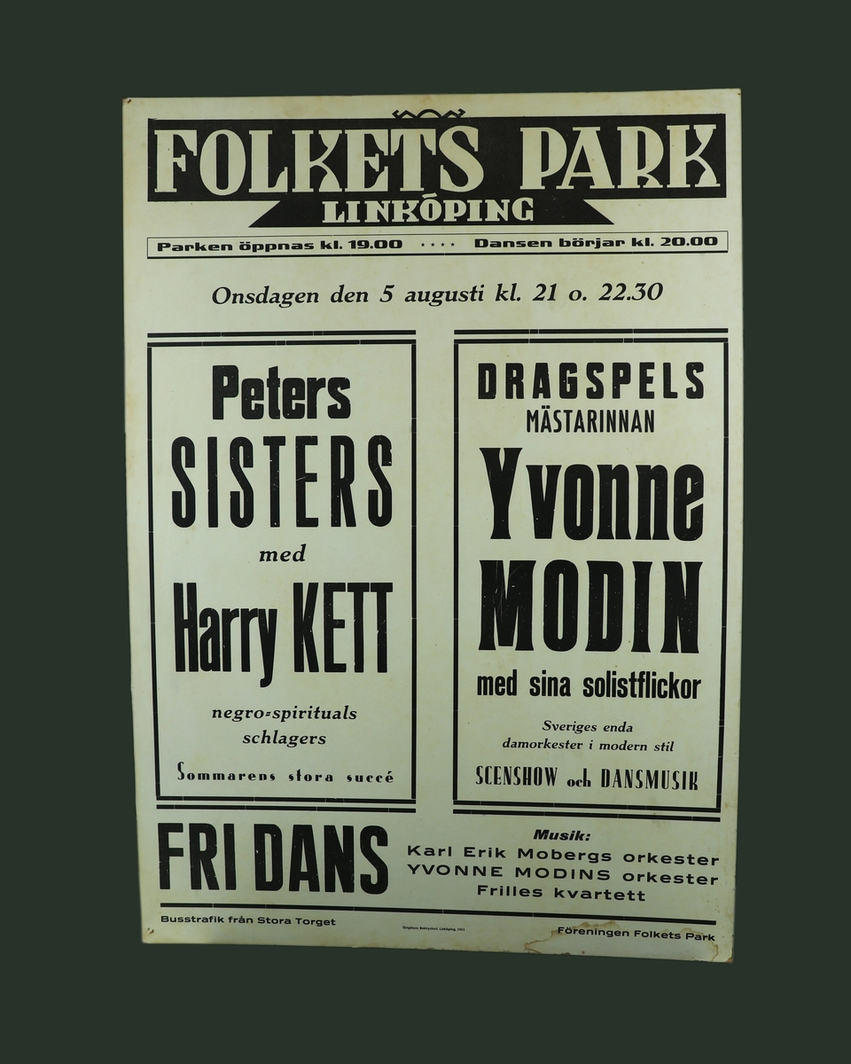 Affisch klistrad på anslagstavla med reklam för artister i Folkets Park i Linköping den 5/8 1953. Text i svart. 
Affischen gör reklam för Peters Sisters med Harry Kett och Dragspelsmästarinnan Yvonne Modin.