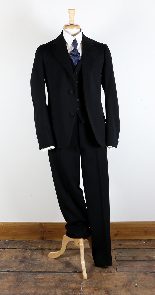 Kostym, svart, tidigt 1900-tal.

Inköpt på Historiska Magasinet (Friluftsmuseet - Gamla Linköping) till utställningen "Kläder i stort och smått" - 2017.