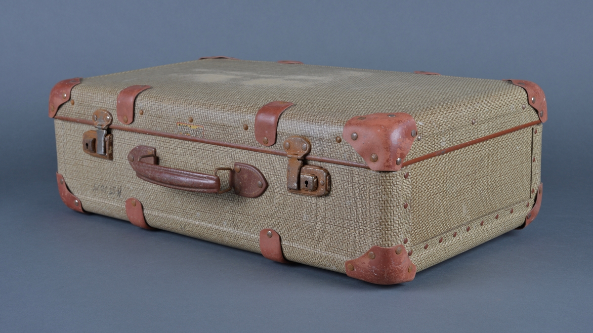 Koffert, rektangulær form
Fabrikkprodusert i papp, metall, skinn
Oppbevaring, bæring og transport av klær og ting.