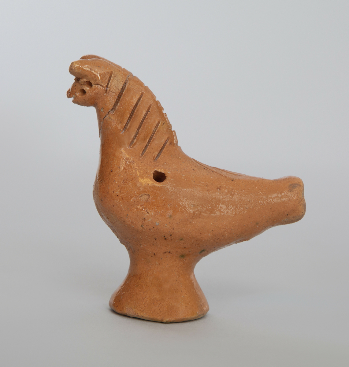 Karfløyte i form av en hane. Glasert keramikk.
