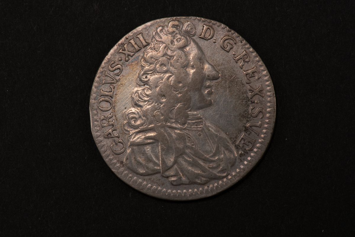 Ett silvermynt med valören 2 mark.
