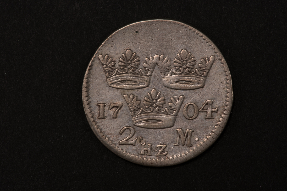 Ett silvermynt med valören 2 mark.
